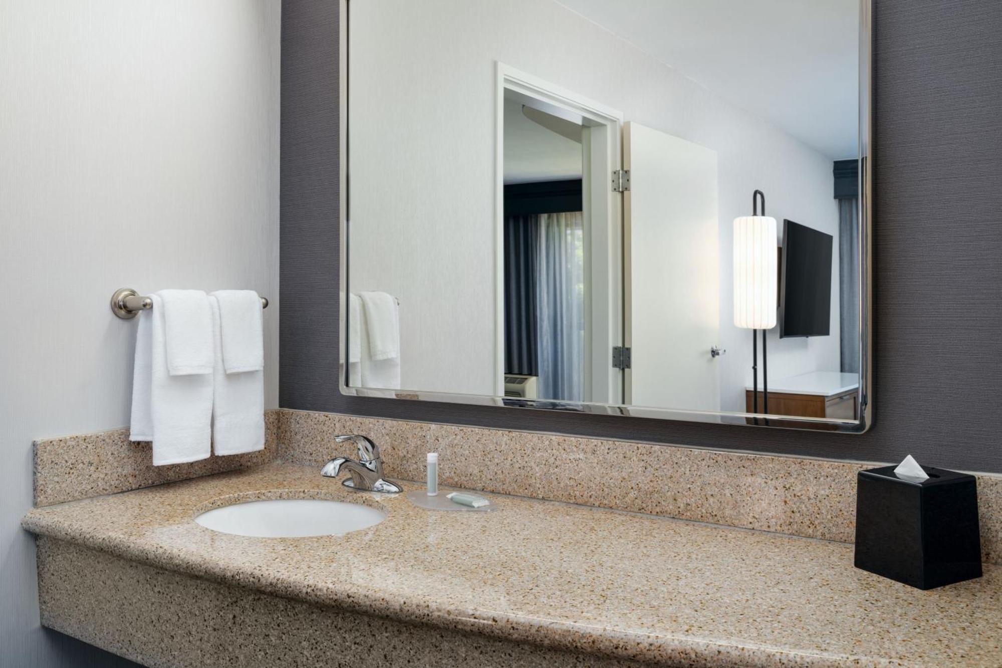 Courtyard By Marriott Kingston Ξενοδοχείο Εξωτερικό φωτογραφία