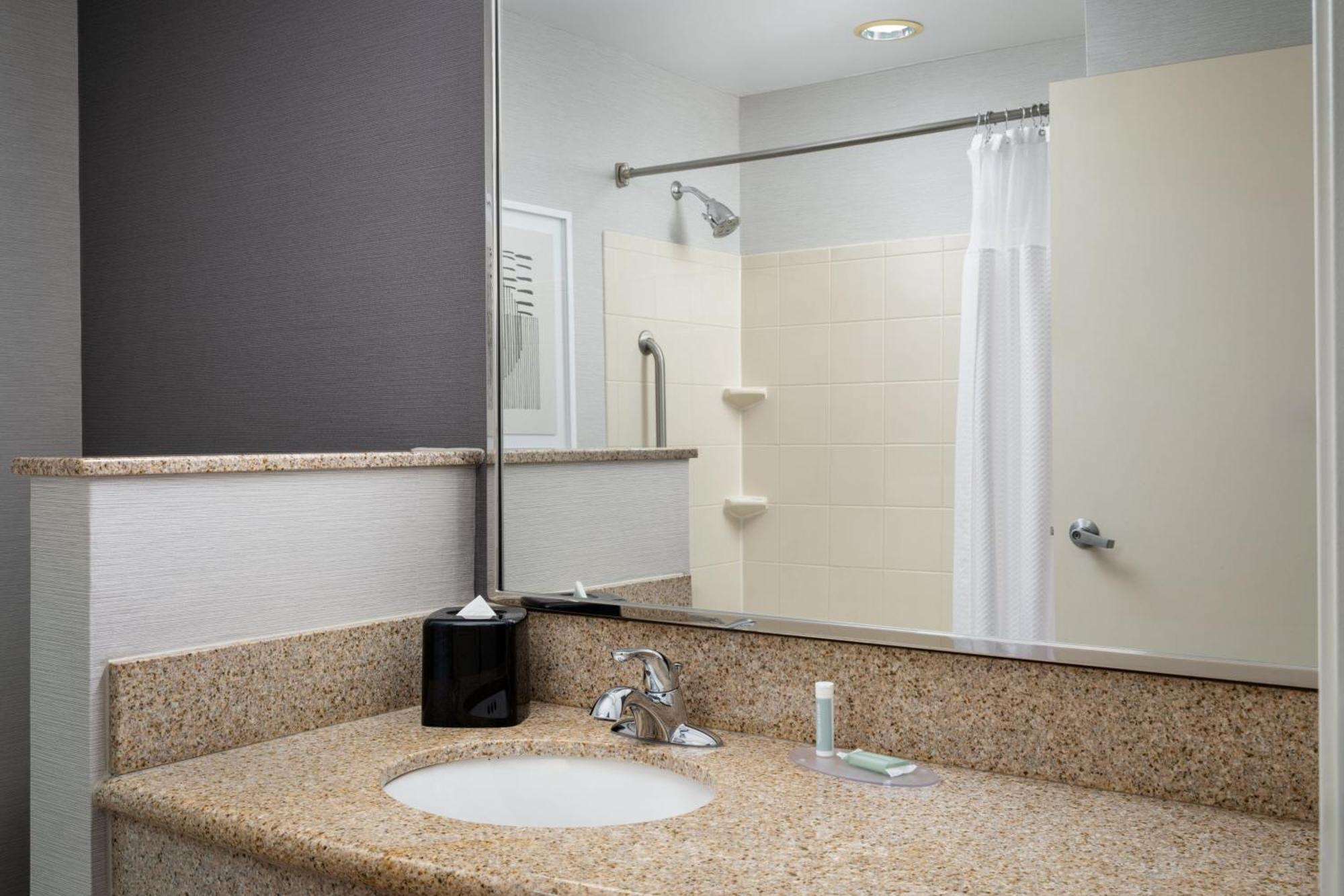 Courtyard By Marriott Kingston Ξενοδοχείο Εξωτερικό φωτογραφία